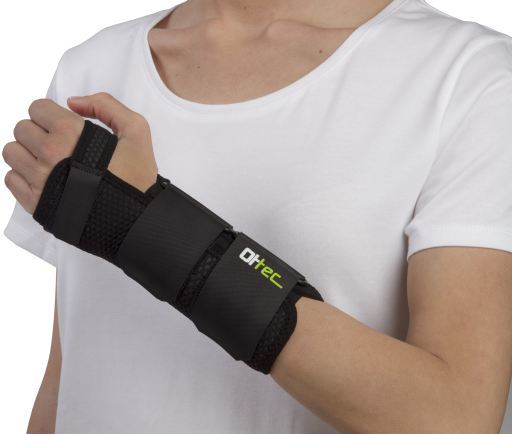 Emo MQ501 immobilizing right wrist